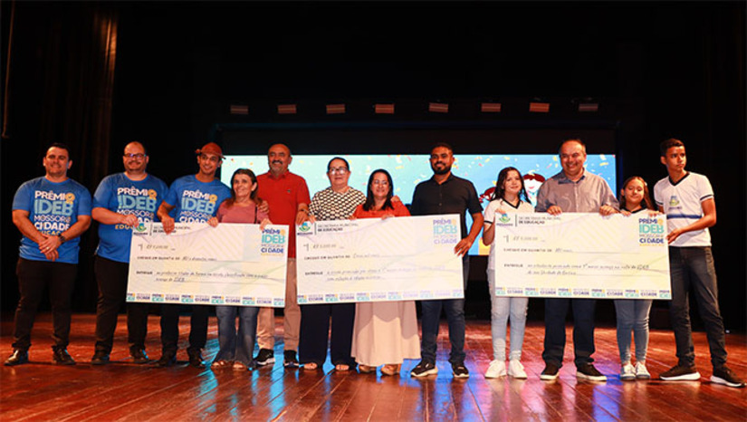 Imagem 1 - Trata-se de uma premiação do Programa Mossoró Educação aos estudantes, professores e escolas que se destacaram nas provas do IDEB no ano de 2023. “É um momento muito feliz, nós estamos premiando hoje alunos, professores e escolas que alcançaram os melhores índices no IDEB. A entrega simbólica dos valores ocorreu na tarde desta quinta-feira, 8, no Teatro Municipal. "Mossoró tem hoje um dos melhores resultados na avaliação do IDEB com notas superiores a grandes cidades do RN, incluindo Natal, portanto, Mossoró é destaque no Estado na avaliação do IDEB”, ressaltou Allyson Bezerra. Imagem 1 - Trata-se de uma premiação do Programa Mossoró Educação aos estudantes, professores e escolas que se destacaram nas provas do IDEB no ano de 2023. “É um momento muito feliz, nós estamos premiando hoje alunos, professores e escolas que alcançaram os melhores índices no IDEB. A entrega simbólica dos valores ocorreu na tarde desta quinta-feira, 8, no Teatro Municipal. "Mossoró tem hoje um dos melhores resultados na avaliação do IDEB com notas superiores a grandes cidades do RN, incluindo Natal, portanto, Mossoró é destaque no Estado na avaliação do IDEB”, ressaltou Allyson Bezerra.