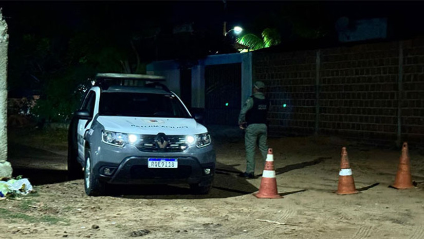 Imagem 1 - No primeiro ataque, ocorrido no dia 6, deixou como vítima Jadson Jadenilson Alves Fagundes, de 30 anos, e Mateus de Sousa Ferreira, o Gago, de 25 anos. Na noite desta quinta-feira, 8, as vítimas foram Izaquiel Silva Santos, de 34 anos (morto) e o irmão dele, Esmael Silva Santos, de 38 anos (baleado no ombro). A Polícia Civil investiga os dois casos. Imagem 1 - No primeiro ataque, ocorrido no dia 6, deixou como vítima Jadson Jadenilson Alves Fagundes, de 30 anos, e Mateus de Sousa Ferreira, o Gago, de 25 anos. Na noite desta quinta-feira, 8, as vítimas foram Izaquiel Silva Santos, de 34 anos (morto) e o irmão dele, Esmael Silva Santos, de 38 anos (baleado no ombro). A Polícia Civil investiga os dois casos.