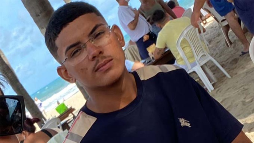 Imagem 1 - A família fez Boletim de Ocorrência, na Delegacia de Aracati-CE, e faz apelo, através do MH, para as autoridades ajudarem a encontrar João Arthur de Moura Fernandes, de 22 anos, residente no bairro Redenção, em Mossoró-RN. Os amigos dizem que ele foi raptado por um grupo de dez homens na praia de Canoa Quebrada e a Policia Civil de Aracati, confirma que está investigando o desaparecimento. Pede ajuda a população, através do (85) 3101-0181. Imagem 1 - A família fez Boletim de Ocorrência, na Delegacia de Aracati-CE, e faz apelo, através do MH, para as autoridades ajudarem a encontrar João Arthur de Moura Fernandes, de 22 anos, residente no bairro Redenção, em Mossoró-RN. Os amigos dizem que ele foi raptado por um grupo de dez homens na praia de Canoa Quebrada e a Policia Civil de Aracati, confirma que está investigando o desaparecimento. Pede ajuda a população, através do (85) 3101-0181.