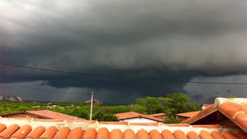 Imagem 1 -  Segundo o meteorologista Gilmar Bistrot, chefe do setor de Meteorologia da EMPARN, a previsão para esta sexta-feira (9) e para o fim de semana é de ocorrência de chuvas, principalmente durante o amanhecer e no período da manhã.  No interior, também há a possibilidade de algumas pancadas de chuva, segundo o meteorologista, nas regiões que têm influência do relevo — Vale do Açu e Alto Oeste. Porém, a tendência é que as chuvas se concentrem na faixa litorânea leste, durante o amanhecer e no período noturno.