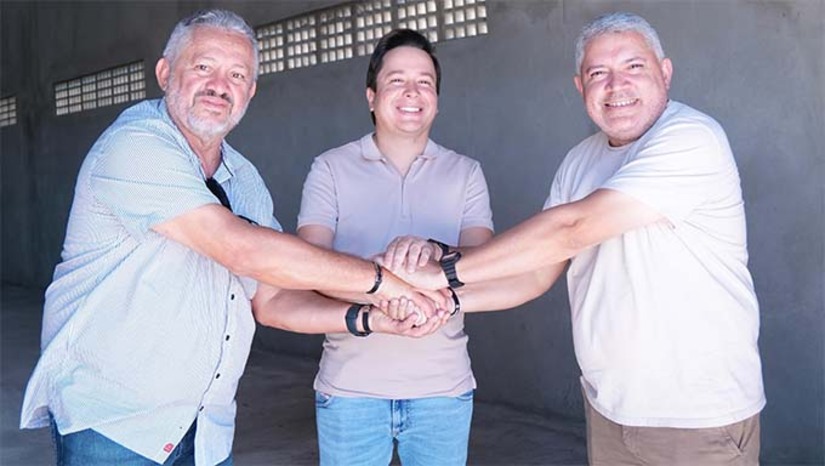 Imagem 1 - Acompanhado pela sua comitiva, o prefeito Givago verificou de perto o andamento das obras da empresa Guararapes que estão localizadas no Distrito Industrial de Caraúbas. O planejamento do gestor é de viabilizar parcerias, para essas sejam as primeiras empresas instaladas no município, promovendo a geração de emprego e de renda para população. Imagem 1 - Acompanhado pela sua comitiva, o prefeito Givago verificou de perto o andamento das obras da empresa Guararapes que estão localizadas no Distrito Industrial de Caraúbas. O planejamento do gestor é de viabilizar parcerias, para essas sejam as primeiras empresas instaladas no município, promovendo a geração de emprego e de renda para população.