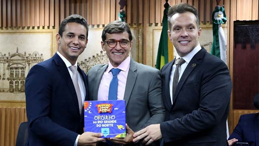 Imagem 1 -  Os parlamentares enalteceram a grandiosidade do evento junino e confirmaram presença.   ‘’Agradeço ao prefeito pela gentileza e reforço a importância de valorizarmos nossas tradições e a cultura popular como instrumentos de fortalecimento da economia, do turismo e da identidade do povo potiguar’’, pontuou o vereador Aldo Clemente.   Allyson enfatizou que ‘’Em Mossoró, todos terão a oportunidade de conhecer a história da nossa cidade, atrações culturais, festival de quadrilhas juninas e muito mais. 