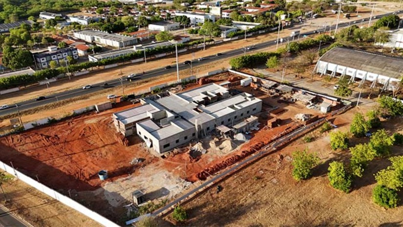 Imagem 1 - Com cerca de 60% das obras concluídas, o prédio principal está sendo erguido em ritmo acelerado. Atualmente, estão em execução serviços como a instalação do piso em cerâmica, aplicação de piso industrial e finalização de diversas salas que compõem a estrutura da unidade. A Policlínica contará com mais de 50 consultórios especializados entre outros ambientes planejados para oferecer um atendimento moderno, eficiente e completo à população. Um investimento de aproximadamente R$ 7 milhões através do programa "Mossoró Realiza". Imagem 1 - Com cerca de 60% das obras concluídas, o prédio principal está sendo erguido em ritmo acelerado. Atualmente, estão em execução serviços como a instalação do piso em cerâmica, aplicação de piso industrial e finalização de diversas salas que compõem a estrutura da unidade. A Policlínica contará com mais de 50 consultórios especializados entre outros ambientes planejados para oferecer um atendimento moderno, eficiente e completo à população. Um investimento de aproximadamente R$ 7 milhões através do programa "Mossoró Realiza".
