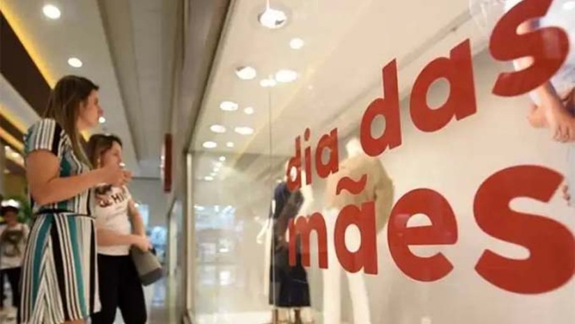 Imagem 1 - A pesquisa de intenções de gasto, conduzida pelo Instituto Fecomércio RN (IFC), aponta que o varejo mossoroense deve gerar R$ 37,9 milhões, avanço de 12,8% sobre o ano anterior. Os resultados estimados para todo o estado são de R$ 589 milhões. Os números consideram gastos com presentes e com comemorações (principalmente com almoços em família). Em Mossoró, 69,2% dos consumidores declararam intenção de presentear, o maior índice desde 2021 Imagem 1 - A pesquisa de intenções de gasto, conduzida pelo Instituto Fecomércio RN (IFC), aponta que o varejo mossoroense deve gerar R$ 37,9 milhões, avanço de 12,8% sobre o ano anterior. Os resultados estimados para todo o estado são de R$ 589 milhões. Os números consideram gastos com presentes e com comemorações (principalmente com almoços em família). Em Mossoró, 69,2% dos consumidores declararam intenção de presentear, o maior índice desde 2021