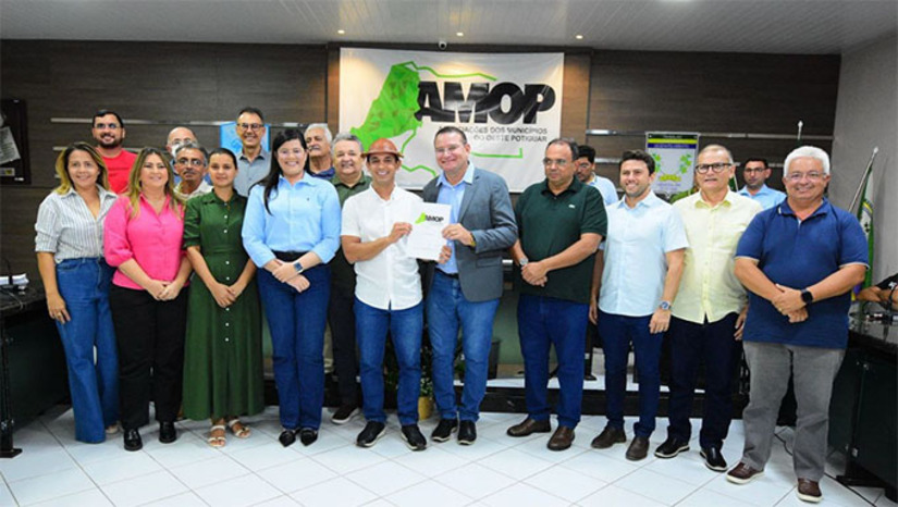 Imagem 1 -  A assinatura de filiação aconteceu nesta sexta-feira, 9, em solenidade na Câmara Municipal de Umarizal-RN. O prefeito Allyson Bezerra, de Mossoró-RN, foi recebido pelo presidente da AMOP, prefeito Raimundo Pezão, acompanhado com quase todos os prefeitos do Oeste do Rio Grande do Norte. Segundo Pezão, a união dos prefeitos vai fortalecer as políticas públicas comuns nos municípios. “Chegamos para somar e unir mais forças”, diz Allyson Bezerra.