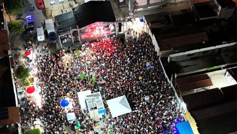 Imagem 1 -  O largo da Praça Francisca Pereira se tornou palco de uma grande festa, reunindo um público recorde que cantou e se emocionou ao som dos sucessos da banda. A prefeita Cinthia Sonale expressou sua satisfação com o resultado do evento. "É uma alegria imensa ver tantas famílias reunidas para celebrar o Dia das Mães. Preparamos tudo com muito carinho para proporcionar uma noite especial e memorável", declarou a prefeita.