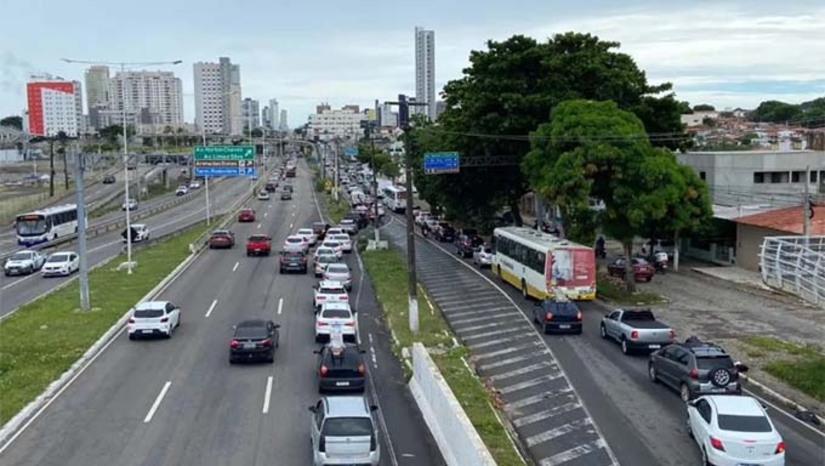 Imagem 1 -  Os proprietários de veículos com placas finais 6, 7 e 8 no Rio Grande do Norte devem pagar a Taxa de Licenciamento até esta segunda-feira (12). O valor permanece R$ 90,00 desde 2018, sendo um dos mais baixos do Brasil. O pagamento pode ser feito pelo Portal de Serviços do Detran/RN, pelo PIX ou pelo Aplicativo Nota Potiguar. O calendário 2025 será concluído em 10 de junho com o licenciamento de placas finais 9 e 0. Atualmente, o estado possui 1.641.758 veículos registrados.