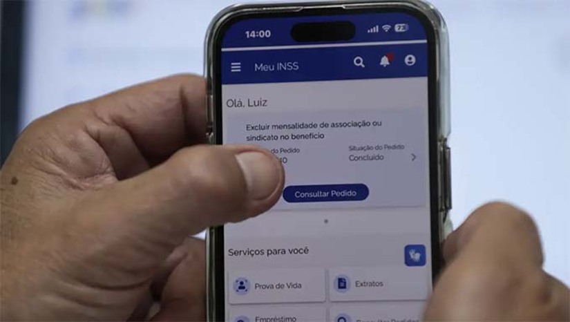 Imagem 1 - A partir desta terça-feira (13), aposentados e pensionistas que sofreram descontos de associações em seus benefícios receberão uma notificação do INSS pelo aplicativo Meu INSS, informando os valores e nomes das entidades envolvidas. Os beneficiários devem confirmar se autorizaram ou não os descontos até quarta-feira (14). Quem não reconhecê-los poderá solicitar o ressarcimento dos valores. Ao todo, cerca de 9 milhões de pessoas receberão as notificações. Os ressarcimentos cobrirão prejuízos ocorridos entre março de 2020 e março de 2025. Imagem 1 - A partir desta terça-feira (13), aposentados e pensionistas que sofreram descontos de associações em seus benefícios receberão uma notificação do INSS pelo aplicativo Meu INSS, informando os valores e nomes das entidades envolvidas. Os beneficiários devem confirmar se autorizaram ou não os descontos até quarta-feira (14). Quem não reconhecê-los poderá solicitar o ressarcimento dos valores. Ao todo, cerca de 9 milhões de pessoas receberão as notificações. Os ressarcimentos cobrirão prejuízos ocorridos entre março de 2020 e março de 2025.
