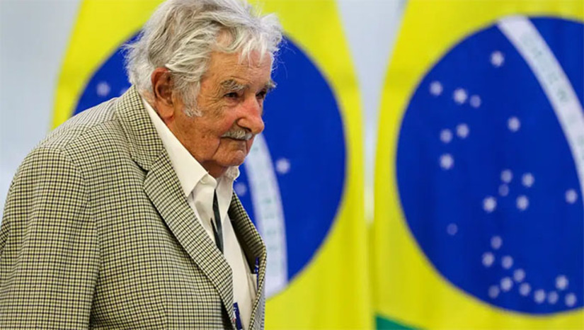 Imagem 1 - A notícia foi confirmada pelo atual presidente uruguaio e aliado de Pepe, Yamandú Orsi. "Com profunda dor comunicamos que faleceu nosso companheiro Pepe Mujica. Presidente, militante, referência, liderança. Vamos sentir muito sua falta, velho querido! Obrigado por tudo que nos deste e por teu profundo amor pelo seu povo", escreveu Orsi. "Don" Pepe, que completaria 90 anos no próximo dia 20, havia anunciado, em abril do ano passado, ter recebido diagnóstico de câncer no esôfago. Desde então, passou a ter uma vida mais reclusa, com raras aparições. Ele vivia em uma chácara nos arredores de Montevidéu. Imagem 1 - A notícia foi confirmada pelo atual presidente uruguaio e aliado de Pepe, Yamandú Orsi. "Com profunda dor comunicamos que faleceu nosso companheiro Pepe Mujica. Presidente, militante, referência, liderança. Vamos sentir muito sua falta, velho querido! Obrigado por tudo que nos deste e por teu profundo amor pelo seu povo", escreveu Orsi. "Don" Pepe, que completaria 90 anos no próximo dia 20, havia anunciado, em abril do ano passado, ter recebido diagnóstico de câncer no esôfago. Desde então, passou a ter uma vida mais reclusa, com raras aparições. Ele vivia em uma chácara nos arredores de Montevidéu.