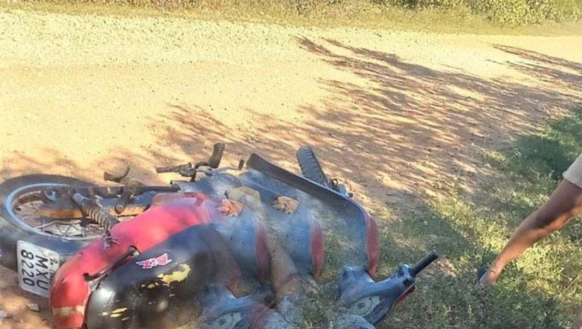Imagem 1 - Ataque aconteceu no acesso ao assentamento Terra da Esperança, no início da manhã desta quarta-feira, 14. Uma pessoa está em óbito no local e dois foram socorridos para o hospital local. A PM já se encontra no local fazendo o isolamento para o início dos trabalhos da Policia Civil e também do ITEP. Imagem 1 - Ataque aconteceu no acesso ao assentamento Terra da Esperança, no início da manhã desta quarta-feira, 14. Uma pessoa está em óbito no local e dois foram socorridos para o hospital local. A PM já se encontra no local fazendo o isolamento para o início dos trabalhos da Policia Civil e também do ITEP.