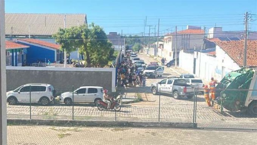 Imagem 1 -  Na manhã desta quarta-feira (14) um aluno do 9º ano do Ensino Fundamental, teria ferido um colega de 14 anos na escola Duarte Filho. De acordo com o secretário de educação Leonardo Dantas, a situação foi rapidamente controlada pela equipe da escola, com o acionamento imediato da Guarda Civil Municipal e do SAMU. O aluno foi atendido no local, passou por avaliação e, felizmente, passa bem. A Secretaria disse ainda que acompanha tudo de perto e segue adotando as providências necessárias para o bom andamento das atividades escolares, com total atenção aos alunos, profissionais e famílias envolvidas.