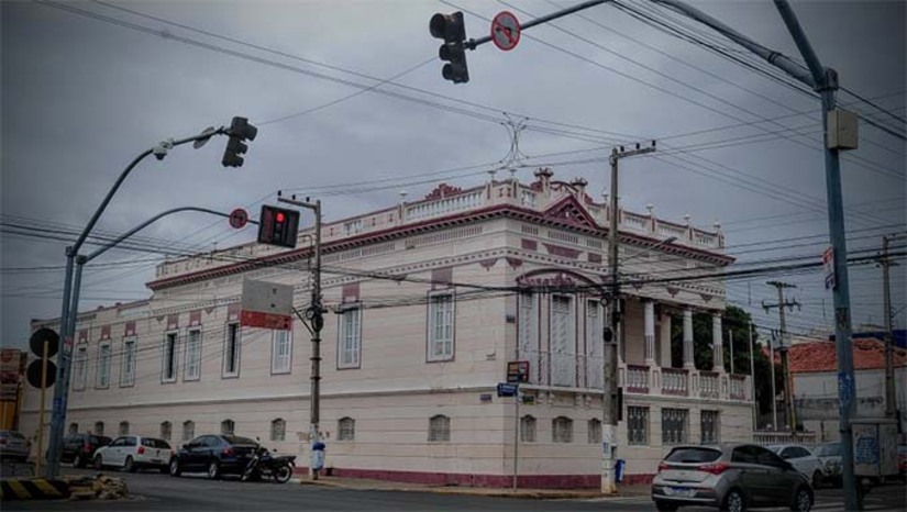 Imagem 1 -  A Secretaria Municipal da Fazenda de Mossoró emitiu um alerta sobre um novo golpe que circula por e-mail, envolvendo falsos “comprovantes de restituição de valores”. A mensagem fraudulenta informa uma suposta restituição no valor de R$ 4.928,50 e utiliza indevidamente o nome da Prefeitura, com brasão incorreto e remetente suspeito. A Sefaz reforça que cobranças e comunicações oficiais são feitas apenas pelo nome Prefeitura Municipal, e orienta contribuintes a verificarem cuidadosamente o remetente. Em caso de dúvida, a população deve entrar em contato pelos canais oficiais da secretaria.