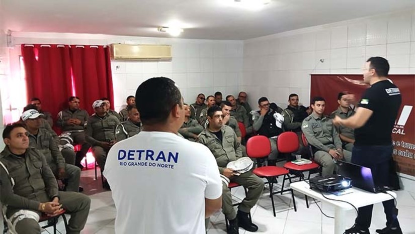 Imagem 1 -  A ação visa proporcionar aos agentes maior conhecimento técnico para identificar sinais de fraudes em veículos e, assim, combater com mais eficácia os crimes de roubo, furto e adulteração. A expectativa é de que, com as novas competências adquiridas, os policiais ampliem a efetividade das fiscalizações no estado, identificando não apenas crimes, mas também infrações relacionadas à modificação de características dos veículos, ausência de equipamentos obrigatórios, transformações irregulares e outras anomalias.
