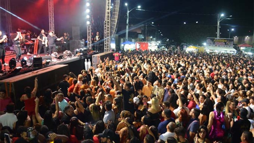 Imagem 1 - A celebração dos 37 anos de emancipação política de Serra do Mel contou com shows das bandas Seu Desejo, Rey Vaqueiro, Bruno e artistas locais animaram o público com um verdadeiro espetáculo de cultura e emoção. Com estrutura reforçada, segurança presente, a noite festiva foi o ponto alto das comemorações do aniversário da cidade. Preparamos tudo, desses seis dias de programação, com muito carinho para oferecer o melhor para o nosso povo", declarou o prefeito Kênio Azevedo. Imagem 1 - A celebração dos 37 anos de emancipação política de Serra do Mel contou com shows das bandas Seu Desejo, Rey Vaqueiro, Bruno e artistas locais animaram o público com um verdadeiro espetáculo de cultura e emoção. Com estrutura reforçada, segurança presente, a noite festiva foi o ponto alto das comemorações do aniversário da cidade. Preparamos tudo, desses seis dias de programação, com muito carinho para oferecer o melhor para o nosso povo", declarou o prefeito Kênio Azevedo.