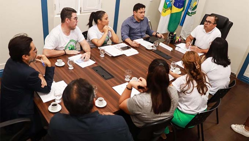 Imagem 1 -  Na reunião, a associação e o prefeito interino Marcos Medeiros, trataram sobre melhorias para os servidores públicos. Marcos reforçou o diálogo aberto com todos os servidores do Município e pontuou os avanços para todas as categorias nos últimos anos da gestão do prefeito Allyson Bezerra. ‘’Estamos totalmente à disposição para recebê-los, ouvi-los e destacamos, mais uma vez, o compromisso da gestão com o nosso servidor, de valorização e melhorias para todas as categorias’’, afirmou o prefeito interino.