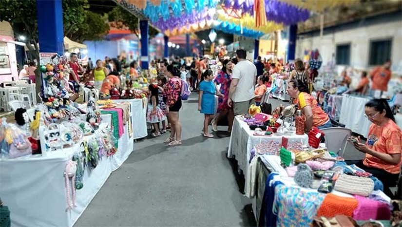 Imagem 1 -  A Secretaria Municipal de Desenvolvimento Econômico, Inovação e Turismo (Semasc) abriu inscrições para artesãos mossoroenses interessados em participar do "Mossoró Cidade Junina" 2025. Os selecionados irão expor seus trabalhos no Polo Cidadela e também nos Polos Antônio Francisco e Arraiá do Povo. Além disso, serão realizados novos cadastros e atualização dos já existentes. A Semasc oferecerá cursos de capacitação em vendas, atendimento e apresentação de produtos. As inscrições presenciais acontecem de 15 a 20 de maio na sede da Semasc, nos turnos manhã e tarde.