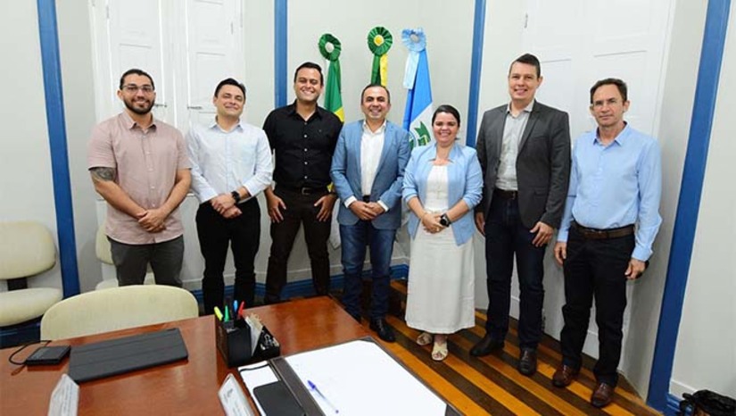 Imagem 1 -  O prefeito interino de Mossoró, Marcos Medeiros, reuniu-se nesta quinta-feira (15) com os reitores da Ufersa e Uern e o vereador Thiago Marques para discutir a viabilidade de um hospital universitário no município. A proposta visa atender à demanda dos cursos de medicina das duas universidades públicas e melhorar a saúde regional. Como encaminhamentos, será criada uma Frente Parlamentar na Câmara Municipal, realizado um levantamento de demandas da saúde local e visitas técnicas a hospitais universitários, com o objetivo de estruturar um projeto e buscar recursos junto à bancada federal.