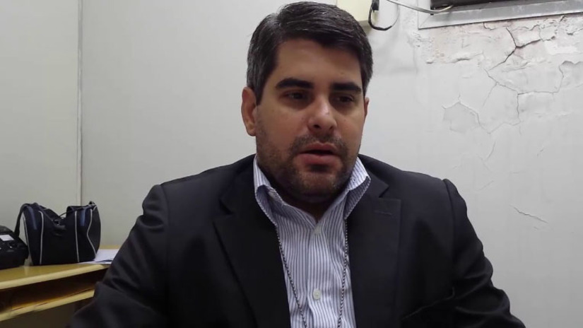 Imagem 1 -  O segundo aluno envolvido no ataque também foi preso e autuado por tentativa de homicídio na Polícia Civil. Os dois estão recolhidos, seguindo as normas previstas no ECA. Segundo o delegado Rafael Arraes, o agressor trancou a sala, mandou o comparsa marcar cinco minutos para ele matar o máximo de colegas possíveis, porém foi contido pelo professor da turma e um outro aluno. Os dois confessam. 