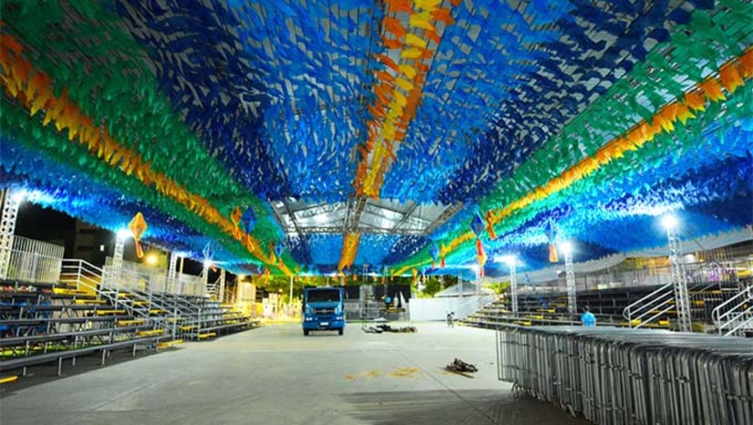 Imagem 1 -  A montagem da estrutura do MCJ 2025 encontra-se em ritmo acelerado. A decoração de alguns polos já está com 80%, 90% concluída. O trabalho da equipe também está concentrado agora na decoração das avenidas e dos mercados públicos. “A nossa expectativa é que, ao final de maio toda a cidade já esteja linda e preparada para receber mossoroenses e visitantes para o 'Mossoró Cidade Junina'”, concluiu a secretária de Cultura Janaina Holanda.