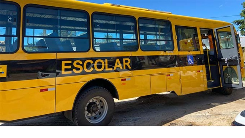 Imagem 1 -  O veículo, no valor de R$ 469.499,00, foi adquirido por meio de recursos do Governo Federal, através do Programa de Aceleração do Crescimento, Novo PAC, com contrapartida da Prefeitura Municipal.  O novo ônibus chega para reforçar o serviço diário de transporte dos estudantes da zona rural para as unidades de ensino em Grossos, além de atender também aos universitários que se deslocam diariamente para Mossoró, garantindo mais segurança, conforto e qualidade no acesso à educação.