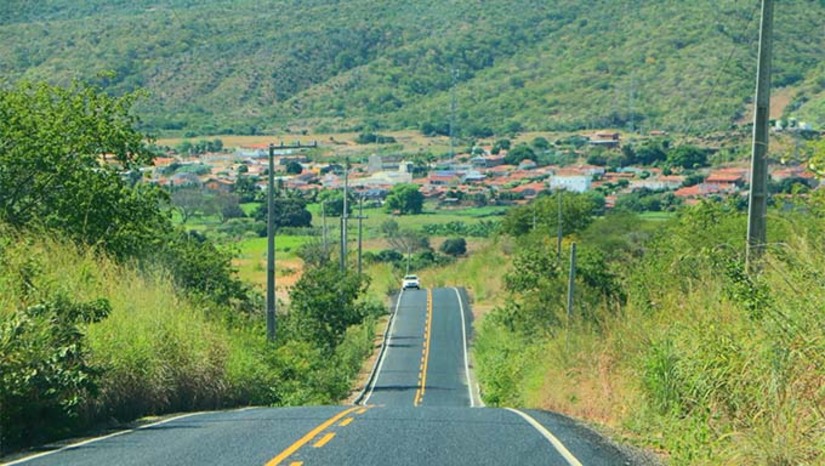 Imagem 1 - O Governo do Estado entregou nesta sexta-feira (16) a restauração de 36 km da RN-177, rodovia fundamental para o escoamento da produção agrícola e acesso a instituições de ensino. As obras, com investimento superior a R$ 24 milhões, recuperaram trechos entre municípios de São Miguel e Coronel João Pessoa. Imagem 1 - O Governo do Estado entregou nesta sexta-feira (16) a restauração de 36 km da RN-177, rodovia fundamental para o escoamento da produção agrícola e acesso a instituições de ensino. As obras, com investimento superior a R$ 24 milhões, recuperaram trechos entre municípios de São Miguel e Coronel João Pessoa.