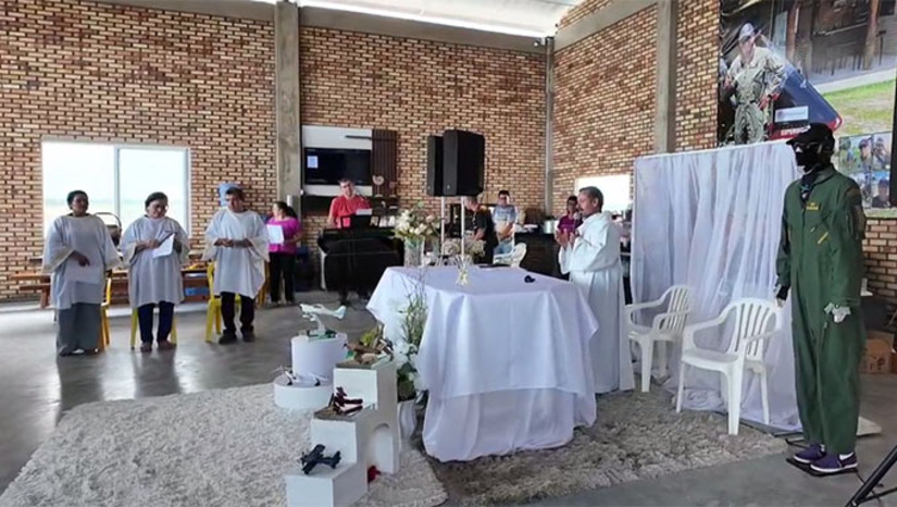 Imagem 1 -  O ato religioso aconteceu no hangar do Aeródromo do município de Tibau-RN, reunindo neste sábado, 17, os amigos pilotos de quatro estados. “O Flávius tinha um diferencial de todas as outras pessoas. Ele amava voar e amava conhecer pessoas. Ele gostava de fazer amizades. Ele se apaixonou por este local (Tibau-RN) e queria morar aqui”, diz Osmar. 