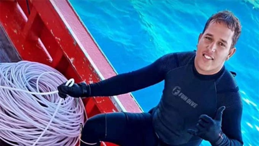 Imagem 1 - De acordo com informações repassadas pela PM de Grossos, que atendeu a ocorrência, Thiago teria sido ferido por um peixe-leão — espécie marinha venenosa comum em águas tropicais — mas continuou mergulhando após o incidente. Momentos depois, o jovem não resistiu. A embarcação seguiu para a praia de Pernambuquinho, no município de Grossos-RN, onde ficava ancorada. Thiago ainda chegou com vida mas com falta de ar e mal estar. O ITEP foi acionado para realizar a remoção. A causa preliminar da morte foi registrada como afogamento. No entanto, exames complementares deverão confirmar se o veneno do peixe-leão contribuiu para o óbito. Imagem 1 - De acordo com informações repassadas pela PM de Grossos, que atendeu a ocorrência, Thiago teria sido ferido por um peixe-leão — espécie marinha venenosa comum em águas tropicais — mas continuou mergulhando após o incidente. Momentos depois, o jovem não resistiu. A embarcação seguiu para a praia de Pernambuquinho, no município de Grossos-RN, onde ficava ancorada. Thiago ainda chegou com vida mas com falta de ar e mal estar. O ITEP foi acionado para realizar a remoção. A causa preliminar da morte foi registrada como afogamento. No entanto, exames complementares deverão confirmar se o veneno do peixe-leão contribuiu para o óbito.