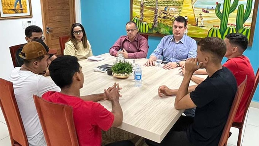 Imagem 1 - O reitor da UFERSA, Rodrigo Codes, se reuniu com estudantes da Casa 4 da Moradia Universitária, após o princípio de incêndio ocorrido na madrugada de domingo (19). As chamas atingiram parte de um quarto, sem feridos. A universidade determinou medidas de acolhimento social e pedagógico, reposição de perdas materiais e contratou ações emergenciais, como substituição de colchões, instalação de vigilância eletrônica e detetização. Os estudantes foram realocados e seguem assistidos pela equipe de assistência estudantil da Universidade. Imagem 1 - O reitor da UFERSA, Rodrigo Codes, se reuniu com estudantes da Casa 4 da Moradia Universitária, após o princípio de incêndio ocorrido na madrugada de domingo (19). As chamas atingiram parte de um quarto, sem feridos. A universidade determinou medidas de acolhimento social e pedagógico, reposição de perdas materiais e contratou ações emergenciais, como substituição de colchões, instalação de vigilância eletrônica e detetização. Os estudantes foram realocados e seguem assistidos pela equipe de assistência estudantil da Universidade.