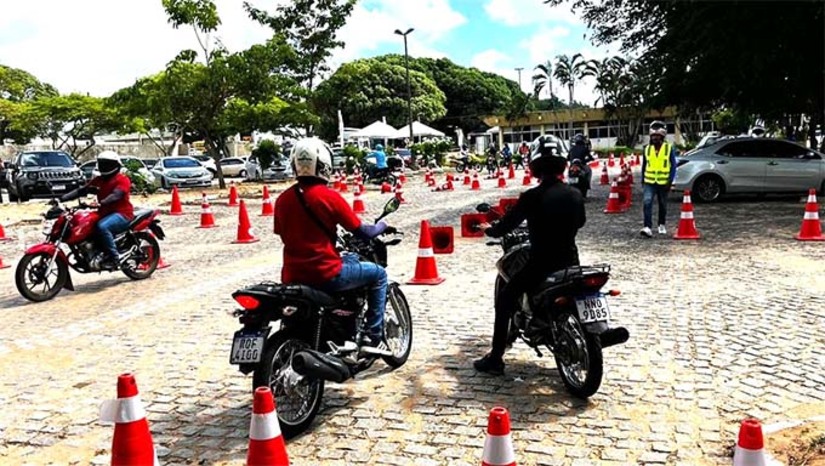 Imagem 1 -  O Detran divulgou que, pela primeira vez, a frota de motocicletas, motonetas e ciclomotores superou a de automóveis no estado. Atualmente, veículos de duas rodas representam 41,43% da frota, contra 40,67% de carros. O número de registros de motos cresceu 67,6% nos últimos cinco anos. O Detran reforçou a importância de ações educativas e de fiscalização para acompanhar o crescimento e reduzir acidentes.