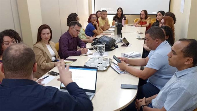 Imagem 1 -  Após um episódio de violência entre dois adolescentes na Escola Municipal Duarte Filho, a Prefeitura de Mossoró, com apoio do programa “Escola que Protege” do MEC, realiza ações de apoio e reconstrução do ambiente escolar. Equipes da SME, MEC e DIREC promoveram reuniões com professores e, nesta terça-feira, haverá encontro com os pais, também com a participação da Promotoria de Justiça. As iniciativas da Secretaria Municipal de Educação foram elogiadas pelos profissionais do MEC.