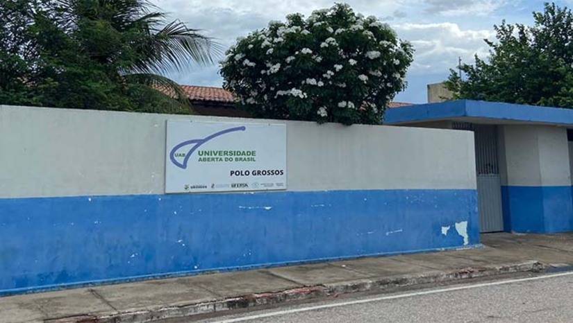Imagem 1 -  O Polo Educa Grossos se destaca como referência na educação a distância e, por isso, sediará dois importantes eventos acadêmicos em 2025: o Interpolos, em agosto, reunindo estudantes de vários polos presenciais, e o Seminário de Ambientação Acadêmica (SAMBA), que marcará o início do semestre letivo e anunciará três novos cursos da UERN no polo. As iniciativas reforçam o papel do polo na qualificação profissional, valorização dos professores e promoção de Grossos no cenário estadual.