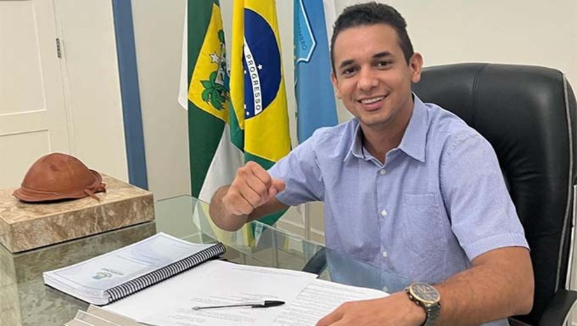 Imagem 1 - O Ministério Público Federal (MPF) arquivou uma denúncia anônima que tentava associar o prefeito de Mossoró, Allyson Bezerra, a supostas irregularidades em sua gestão. A apuração preliminar foi encerrada por falta de justa causa, conforme decisão do procurador regional da República, Francisco de Assis Marinho Filho, assinada em 2 de abril de 2025. Sem autoria e sem provas, a denúncia foi considerada infundada. Mesmo arquivada, o assunto voltou a circular em redes sociais com viés político, após pesquisas indicarem 86% de aprovação ao prefeito. O MPF concluiu que não há qualquer indício que justifique nova investigação. Imagem 1 - O Ministério Público Federal (MPF) arquivou uma denúncia anônima que tentava associar o prefeito de Mossoró, Allyson Bezerra, a supostas irregularidades em sua gestão. A apuração preliminar foi encerrada por falta de justa causa, conforme decisão do procurador regional da República, Francisco de Assis Marinho Filho, assinada em 2 de abril de 2025. Sem autoria e sem provas, a denúncia foi considerada infundada. Mesmo arquivada, o assunto voltou a circular em redes sociais com viés político, após pesquisas indicarem 86% de aprovação ao prefeito. O MPF concluiu que não há qualquer indício que justifique nova investigação.