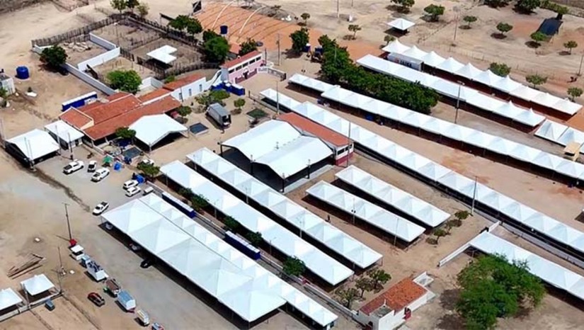 Imagem 1 -  O evento que para muitos já se constitui como a segunda maior exposição agropecuária do Rio Grande do Norte, contará em 2025 com uma nova estrutura e organização. São novos pavilhões, mais locais para apresentações dos animais, novos torneios, ampliação do números de baias, novo local para a feira de negócios, curral exclusivo para os criadores locais, etc.  A proposta da Prefeitura Municipal de Caraúbas é de ampliação do evento, inclusive com a realização de dois shows gratuitos sendo um com o cantor Júnior Viana e o outro com a Banda Cavaleiros do Forró, acontecendo na sexta e sábado, respectivamente.
