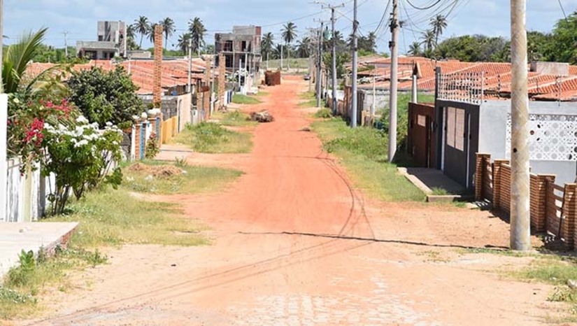 Imagem 1 -  O projeto contempla serviços de drenagem, pavimentação em paralelepípedo e construção de calçadas em intertravado, com um investimento estimado de R$ 900 mil. A iniciativa integra o PAT — Programa Habita Tibau, que vem promovendo melhorias urbanas e beneficiando os moradores da cidade.  A Vila dos Professores será mais uma área beneficiada por essas melhorias, mostrando o cuidado e o planejamento da gestão municipal em atender as necessidades da comunidade.