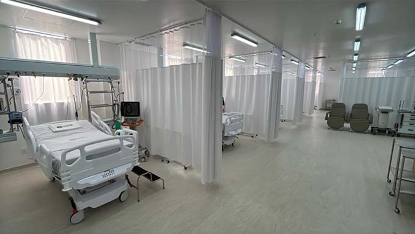 Imagem 1 -  Durante agenda em Mossoró nesta quarta-feira (21) a governadora Fátima inaugurou 10 leitos de UTI no Hospital da Mulher, ampliando a capacidade da unidade para 63 leitos, entregou também a modernização do Laboratório Regional de Mossoró, que recebeu R$ 1,7 milhão em melhorias após quase 50 anos sem reforma, e visitou a continuidade das obras de ampliação do Hospital Regional Tarcísio Maia, com investimento de R$ 10 milhões. Segundo o governo, as iniciativas fazem parte do plano de expansão e descentralização da rede de saúde do estado.