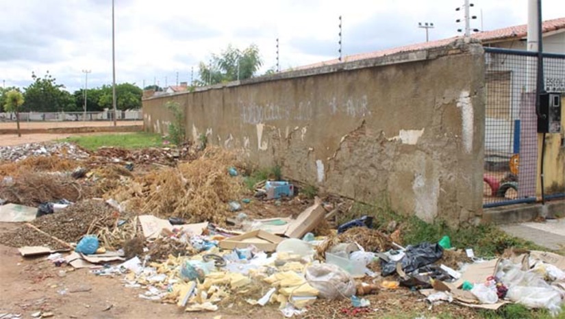 Imagem 1 -  O secretário de Serviços Urbanos de Mossoró, Miguel Rogério, reforça a importância da participação da população no programa “Mossoró Limpa”, que intensifica ações contra o descarte irregular de lixo. A Prefeitura orienta os moradores a respeitarem os horários da coleta, evitarem o descarte em locais públicos e destinarem corretamente entulhos e resíduos de obras. Denúncias podem ser feitas pelos telefones (84) 3315-5222, 153 (Guarda Civil Municipal) ou pelo aplicativo “Mossoró Digital”. O descarte irregular é proibido por lei e passível de multa e crime ambiental.
