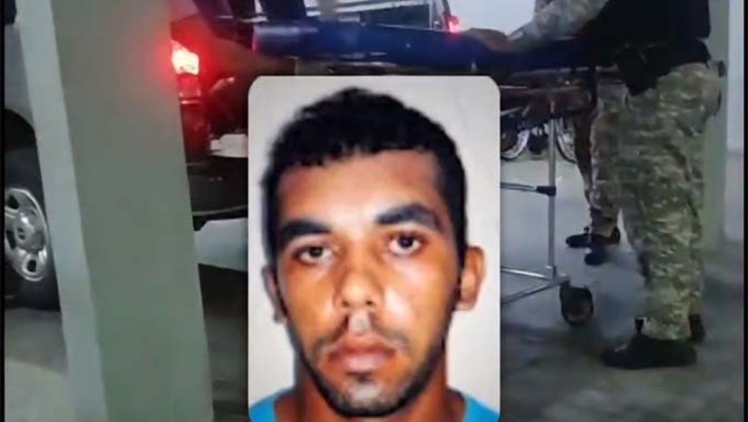 Imagem 1 -  José Adriano Lima da Costa, conhecido como Zé Adriano, estava armado e à procura de uma pessoa, ele reagiu à abordagem atirando nos policiais que revidaram e o suspeito foi baleado, sendo levado ao Hospital Regional Hélio Marinho, mas não resistiu. Com ele foram apreendidos uma arma, munições deflagradas e droga. Zé Adriano, ligado a uma facção criminosa do Ceará, estaria em Apodi a mando da organização. O corpo foi encaminhado ao ITEP de Mossoró e o caso será investigado pela Polícia Civil.