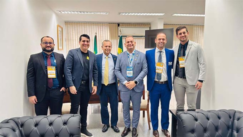 Imagem 1 -  A comitiva de Apodi, liderada pelo prefeito Sabino Neto se reuniu em Brasília com os Deputados Federais João Maia e Robinson Faria, além dos Senadores Styvenson Valentim e Rogério Marinho. Entre as pautas discutidas, estiveram investimentos em infraestrutura, projetos voltados à juventude, fortalecimento do esporte e o desenvolvimento de políticas públicas nas áreas de saúde, educação e mobilidade urbana.
