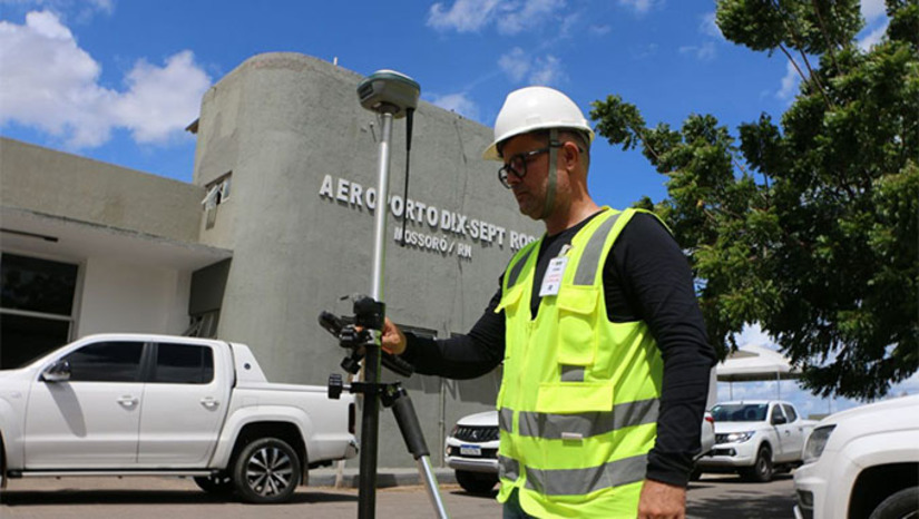 Imagem 1 -  Ordem de serviço, para esta fase das obras, prevê investimento da ordem de R$ 50 milhões. Somado aos investimentos já realizados, o aeroporto recebe um total de R$ 70 milhões;  As obras devem ficar prontas até o primeiro semestre de 2026, quando possivelmente os voos já vão está de volta ao Aerporto Dix Sept Rosado