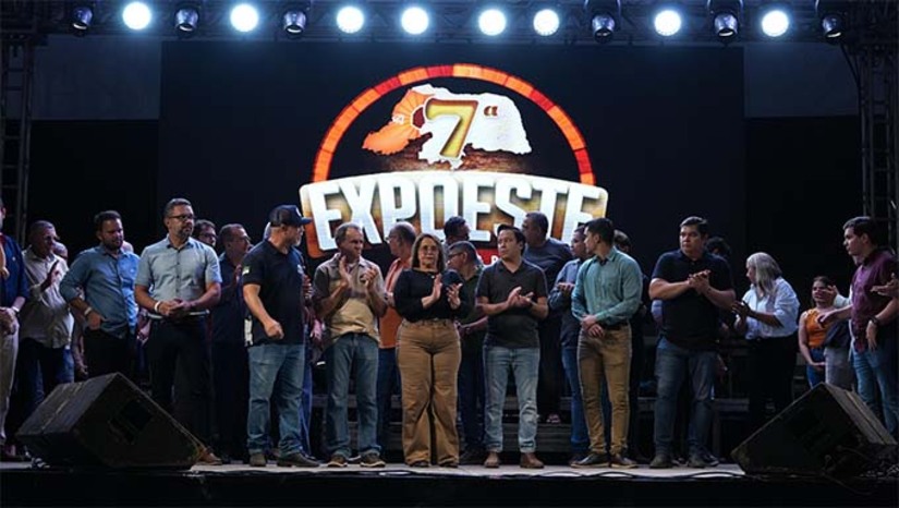 Imagem 1 -  A 7ª Expoeste foi oficialmente aberta na noite desta quinta (22/05) em Caraúbas. A edição 2025 trouxe estrutura ampliada e bateu recorde de animais, com mais de 1.200 entre bovinos, caprinos e equinos. O prefeito Givago Barreto comemorou o feito, destacando que a feira agora é a maior do interior do RN e uma das principais do Nordeste. A expectativa é que cerca de 50 mil pessoas passem pelo evento, movimentando a economia local. A Expoeste segue até domingo com exposições, leilões, shows e atrações culturais.