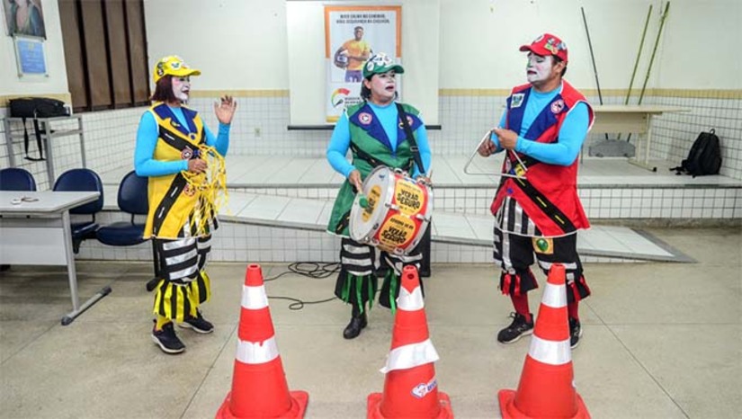 Imagem 1 -  A Prefeitura de Mossoró, através do Programa Vida no Trânsito (PVT), deu continuidade às ações do Maio Amarelo. Em parceria com o Detran/RN, escolas públicas receberam atividades educativas, teatrais e lúdicas sobre segurança no trânsito. A iniciativa visa conscientizar futuros condutores e pedestres sobre a importância de um trânsito mais seguro e responsável. A campanha Maio Amarelo segue até o fim do mês com diversas ações educativas pela cidade.