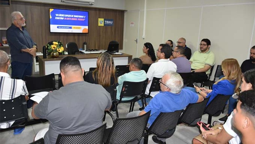 Imagem 1 -  O encontro teve como objetivo fortalecer a identidade local, fomentar o empreendedorismo e impulsionar o desenvolvimento sustentável da região.  Durante a reunião, realizada no Centro Administrativo de Tibau, foram discutidas estratégias para o crescimento econômico e social da cidade, destacando a importância da convergência de esforços entre iniciativa privada, setor público e terceiro setor.