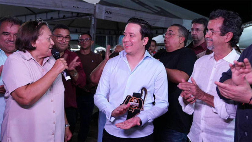 Imagem 1 -  Palavra da governadora foi dada durante sessão solene de entrega do título de cidadania na Câmara Municipal de Caraúbas, na noite desta sexta-feira, dia 23. Segundo ela, os estudos estão avançados e, em breve, o serviço já vai está a disposição da população. Este foi um pleito levado ao Governo do Estado pelo prefeito Givago Barreto, que vê, que com esta base do SAMU, mais agilidade no socorro a população da região de Caraúbas.