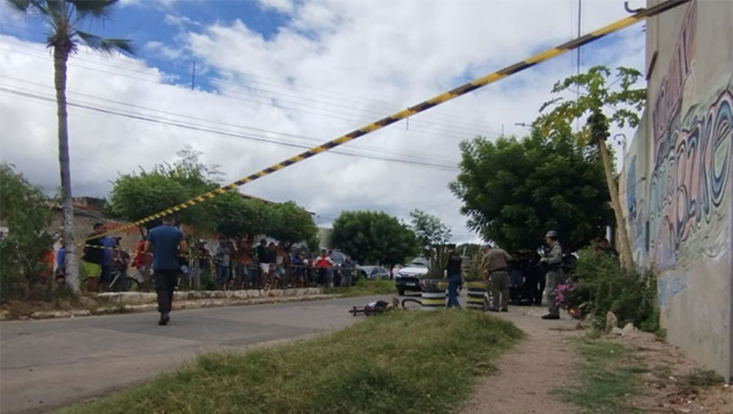 Imagem 1 -  Em Mossoró, Ailton Pereira da Silva, de 55 anos, conhecido por Areia Branca, foi morto a tiros quando pedalava sua bicicleta perto do Vuco Vuco, por volta das 9h30. Já em Assu, o jovem Kleber Daniel Oliveira, de 22 anos, foi morto a tiros na comunidade de Linda Flor. Os dois casos serão investigados pela Polícia Civil.