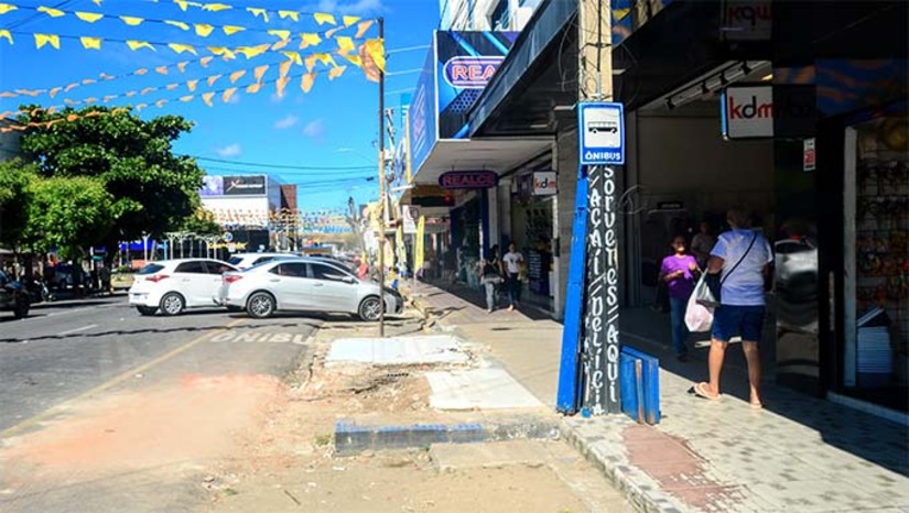 Imagem 1 -  O Centro de Mossoró amanheceu com nova configuração após a retirada dos ambulantes e a liberação das calçadas. Mais de 300 comerciantes foram realocados para o novo Centro Comercial. A Prefeitura iniciou a limpeza das áreas desocupadas, com equipes e máquinas trabalhando para remover entulhos e manter a cidade organizada. A ação marca um momento histórico para a cidade, valorizando o espaço público e melhorando as condições de trabalho dos comerciantes.