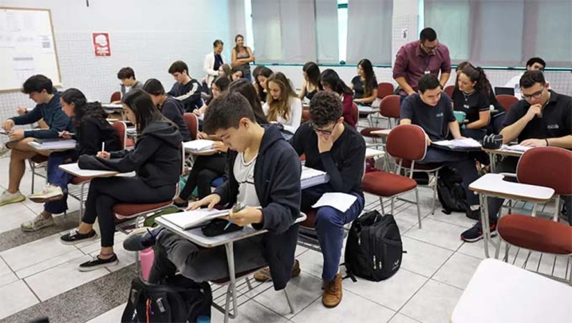 Imagem 1 -  As inscrições para o Enem 2025 começam nesta segunda-feira (26) e vão até 6 de junho, exclusivamente pela pagina do Pparticipante. A taxa é de R$ 85, com pagamento até 11 de junho, sem prorrogação. As provas acontecem nos dias 9 e 16 de novembro, com quatro provas objetivas e uma redação. O Enem é a principal via de acesso ao ensino superior no Brasil, utilizado por programas como Sisu, Prouni, Fies e também por instituições portuguesas conveniadas.