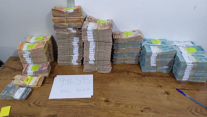 Imagem 1 -  Casal estava transportando o dinheiro em baldes dentro de um carro da Toyota pela BR 226 e foram abordados na região do município de Santa Cruz-RN, no início da tarde desta segunda-feira, 26.  Após a conferência, o dinheiro e o casal foram entregues na Polícia Civil de Santa Cruz-RN. 