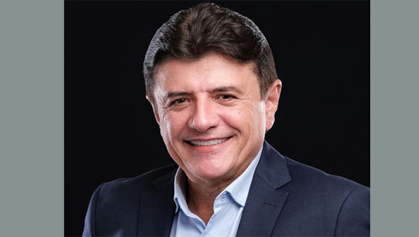 Imagem 1 -  “A odontologia moderna, com emprego de alta tecnologia, nos permite devolver qualidade de vida ao paciente com menos dor, menos tempo e mais eficiência. A técnica minimamente invasiva representa um avanço significativo nesse sentido”, afirma o especialista Dr. Ney Robson, que atua na Oral Clínica, em Mossoró-RN.