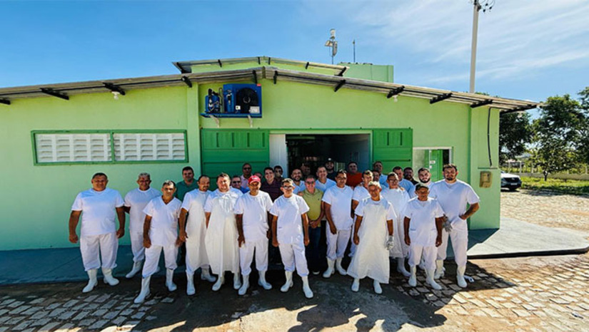 Imagem 1 -  Unidade começou a funcionar nesta segunda-feira, 26. “Estamos entregando um abatedouro moderno, seguro e preparado. Cuidamos da estrutura, investimos nos equipamentos e valorizamos quem faz esse trabalho acontecer todos os dias. Esse é o nosso compromisso: com o campo, com a saúde pública e com o povo de Apodi”, diz o prefeito Luis Sabino Neto