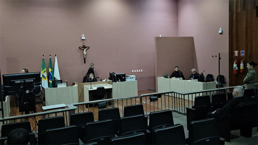 Imagem 1 -  O crime aconteceu no dia 24 de agosto de 2013, perto de Jucuri, em Mossoró-RN, mas somente nesta terça-feira, 27 de maio de 2025 é que o réu Geilson de Morais Gois, de 49 anos, foi levado a julgamento popular, sendo condenado a 12 ano e 6 meses de prisão pelo assassinato da amante Dayara Pereira da Silva, à época do crime tinha 20 anos, e também por ocultação de cadáver. 
